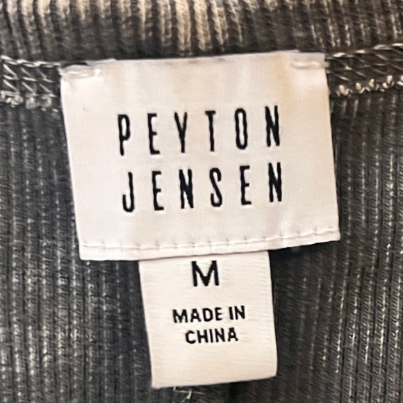 Peyton Jensen 
Women’s 
Medium 
Grey
Long Sleeve 
Henley 
Shirt - Picture 3 of 8